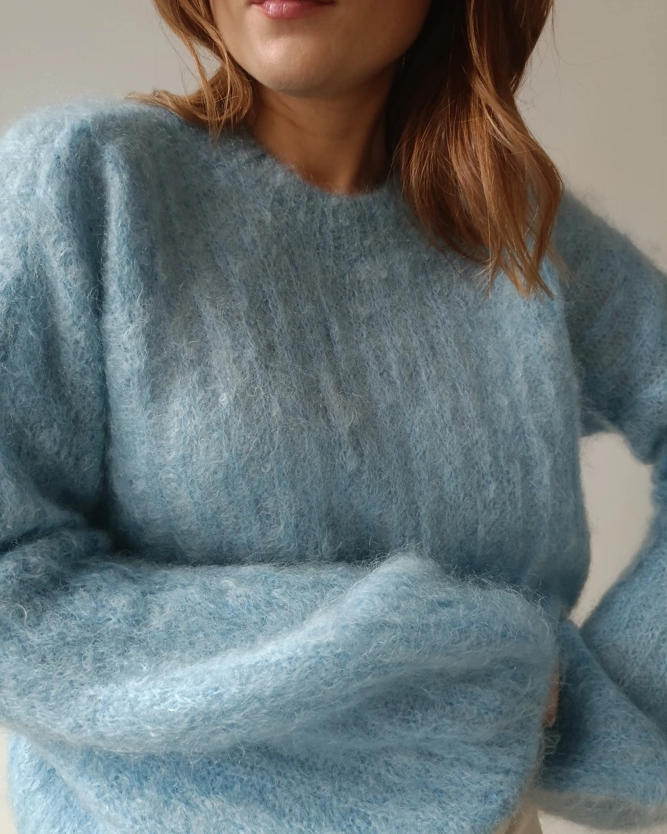 Sweter damski „Cloud Mohair ” błękit 3.jpg